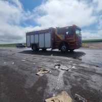 Imagem referente a Perigo na pista: Bombeiros limpam óleo de soja que caiu de caminhão na rodovia BR-163