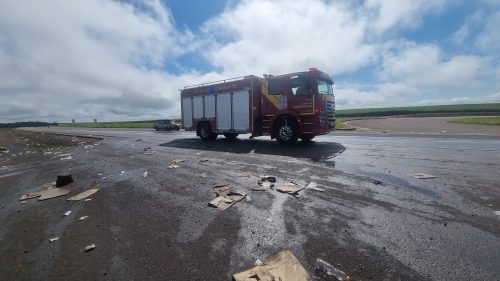 Imagem referente a Perigo na pista: Bombeiros limpam óleo de soja que caiu de caminhão na rodovia BR-163