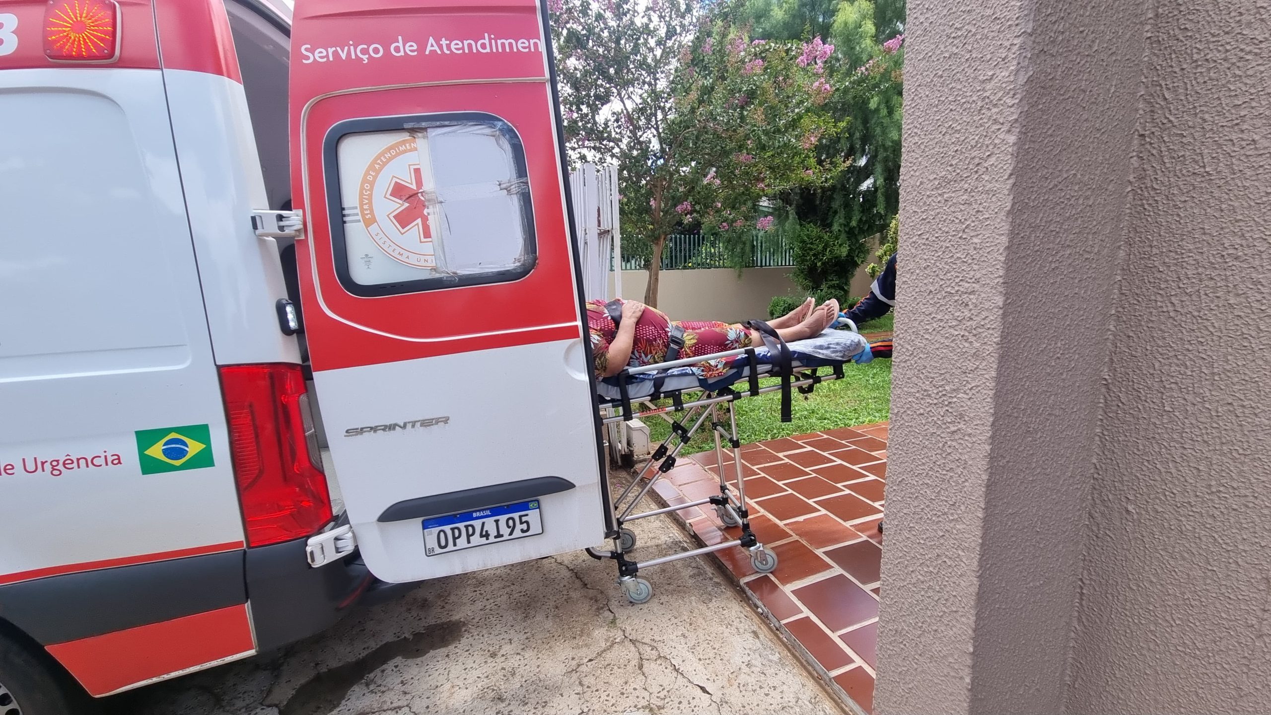 Mulher com sintomas respiratórios é atendida em casa de repouso no Neva
