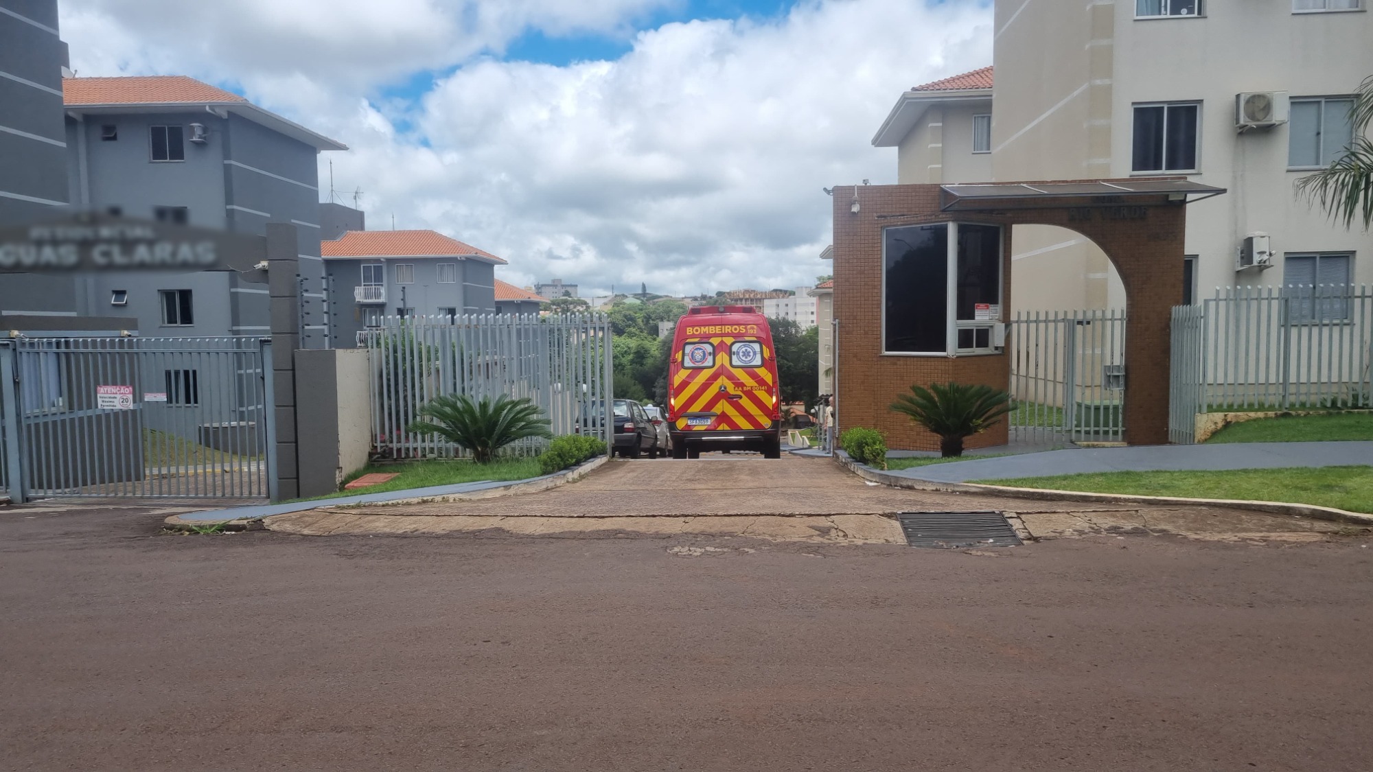Idosa cai da escada e fica ferida em condomínio na Vila Tolentino