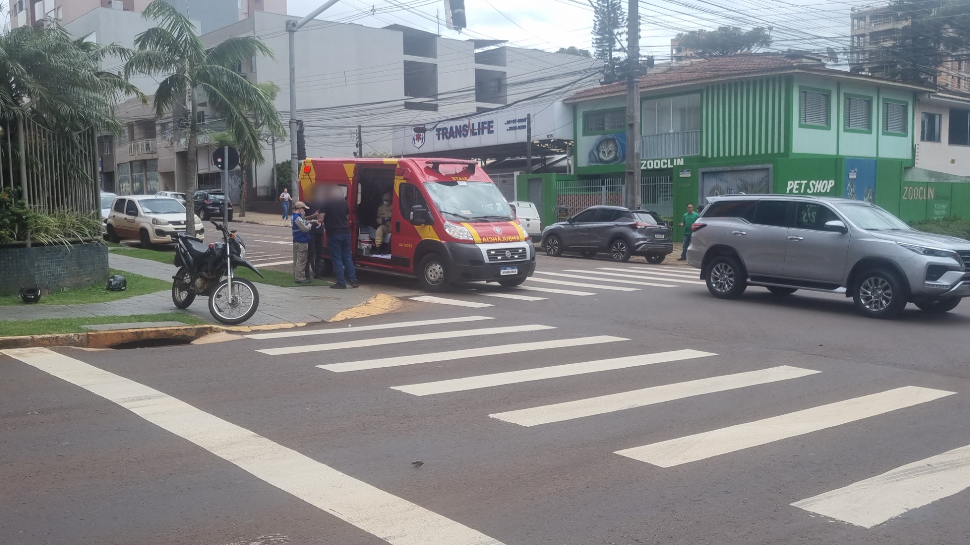 Mulher fica ferida em acidente na Rua Presidente Juscelino Kubitschek