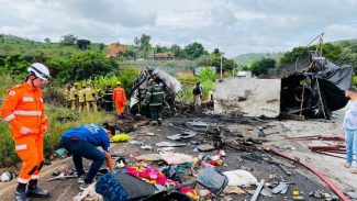Acidente mortal na BR-116: Número de vítimas pode chegar a 35, informa Corpo de Bombeiros