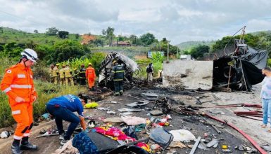 Imagem referente a Acidente mortal na BR-116: Número de vítimas pode chegar a 35, informa Corpo de Bombeiros