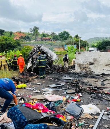 Imagem referente a Acidente mortal na BR-116: Número de vítimas pode chegar a 35, informa Corpo de Bombeiros