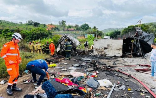 Imagem referente a Acidente mortal na BR-116: Número de vítimas pode chegar a 35, informa Corpo de Bombeiros