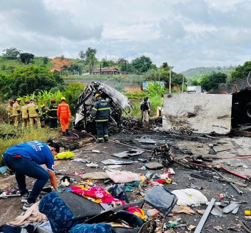 Imagem referente a Acidente mortal na BR-116: Número de vítimas pode chegar a 35, informa Corpo de Bombeiros