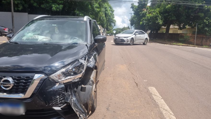 Colisão entre Nissan e Corolla assusta, mas não deixa feridos no Centro de Cascavel