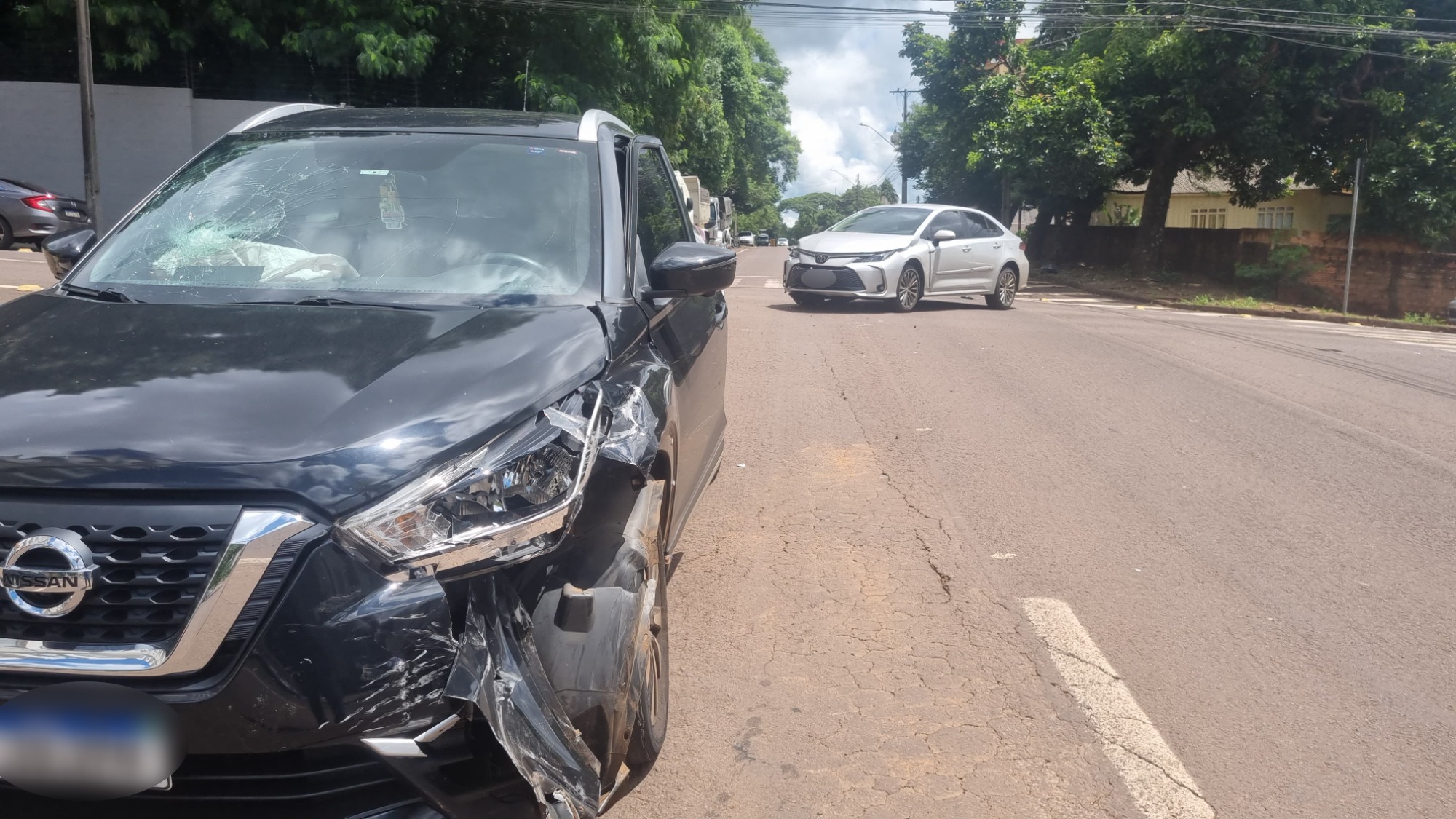 Colisão entre Nissan e Corolla assusta, mas não deixa feridos no Centro de Cascavel