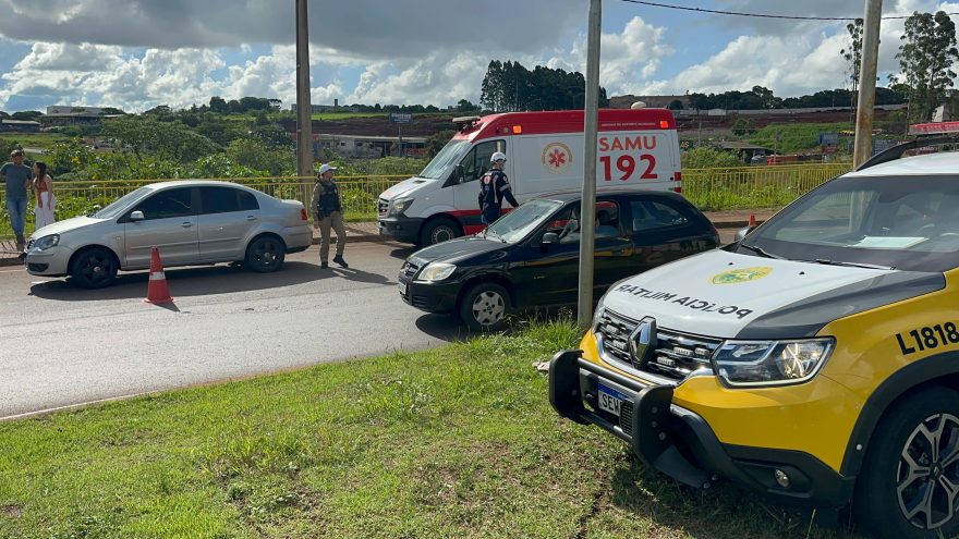 Carro e moto se envolvem em colisão no acesso ao Cascavel Velho