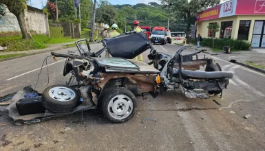 Imagem referente a Carro com cinco jovens parte ao meio após batida contra poste