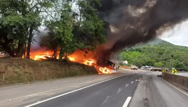 Imagem referente a Acidente entre caminhões interdita totalmente rodovia BR-277