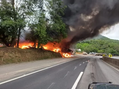 Imagem referente a Acidente entre caminhões interdita totalmente rodovia BR-277