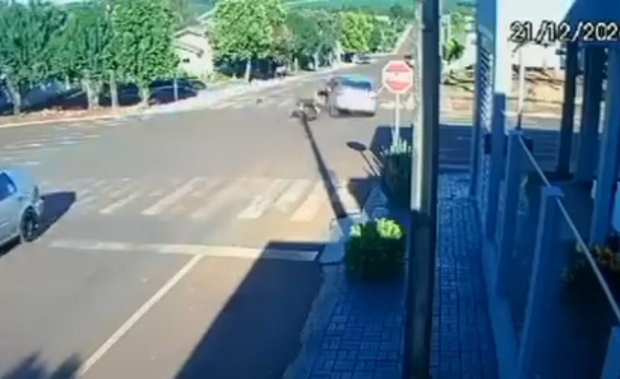 Motociclista sofre fratura após colisão com carro: câmera registra acidente
