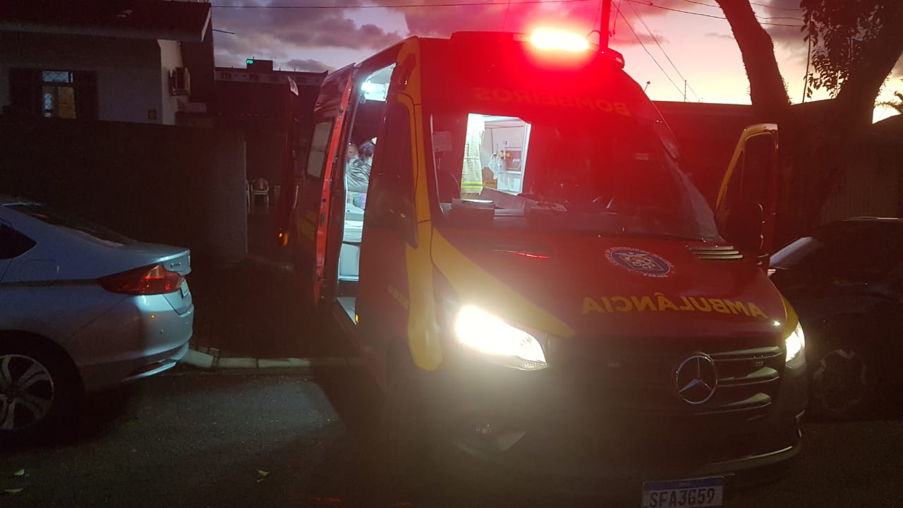 Mulher tem lesão no braço após cair de cadeira em residência no Cancelli