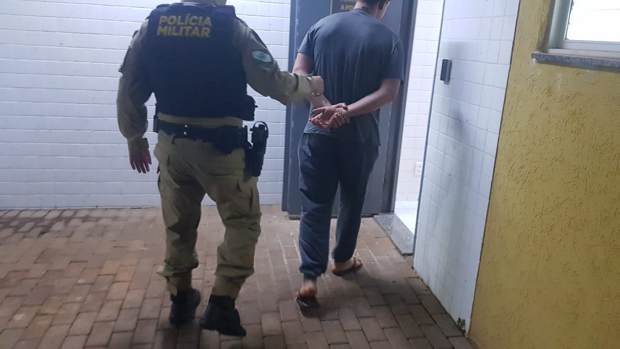 Jovem de 24 anos é detido após quebrar o celular da namorada, de 30 anos