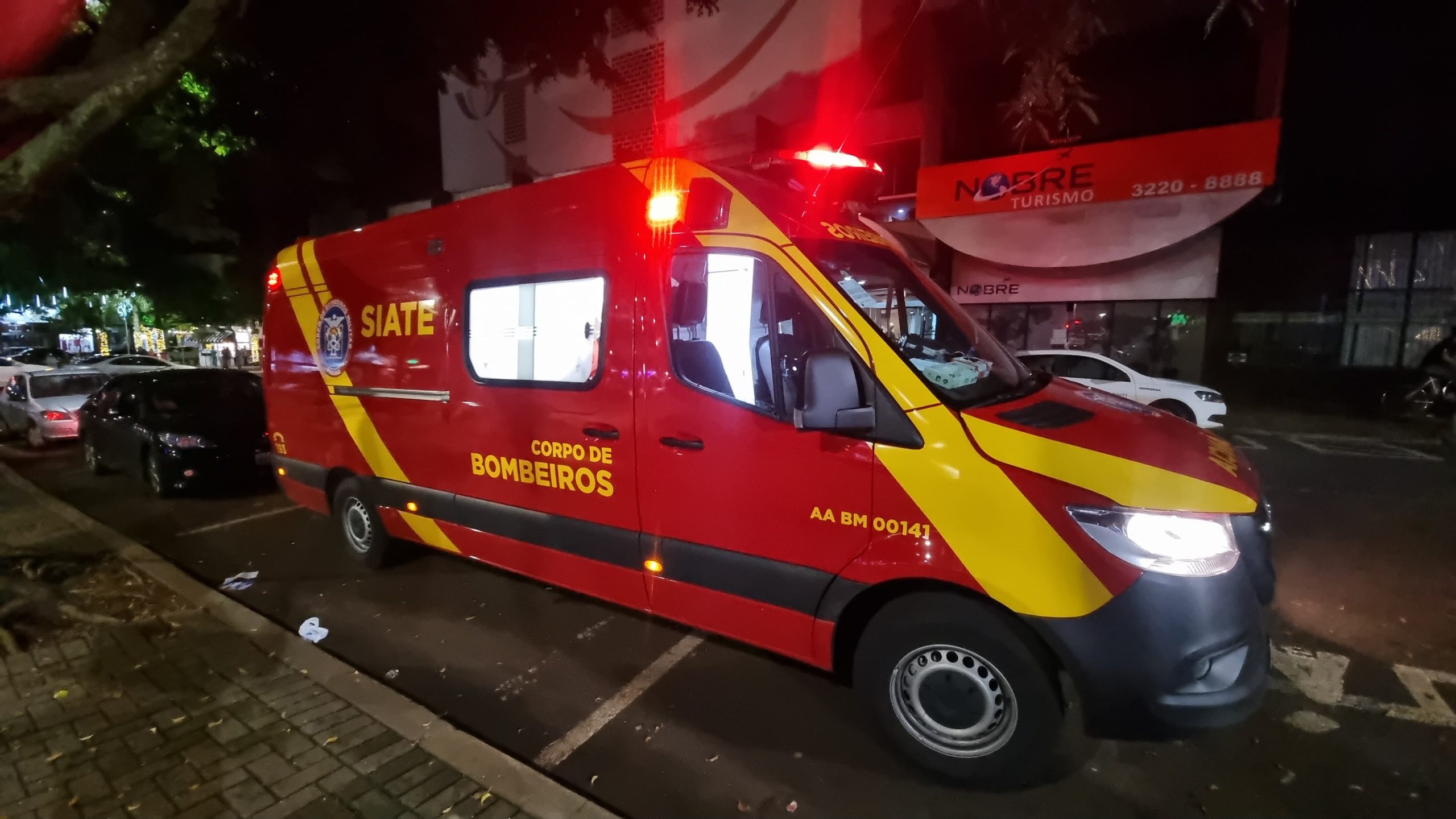 Bombeiros atendem pessoa ferida no Calçadão Central da Avenida Brasil