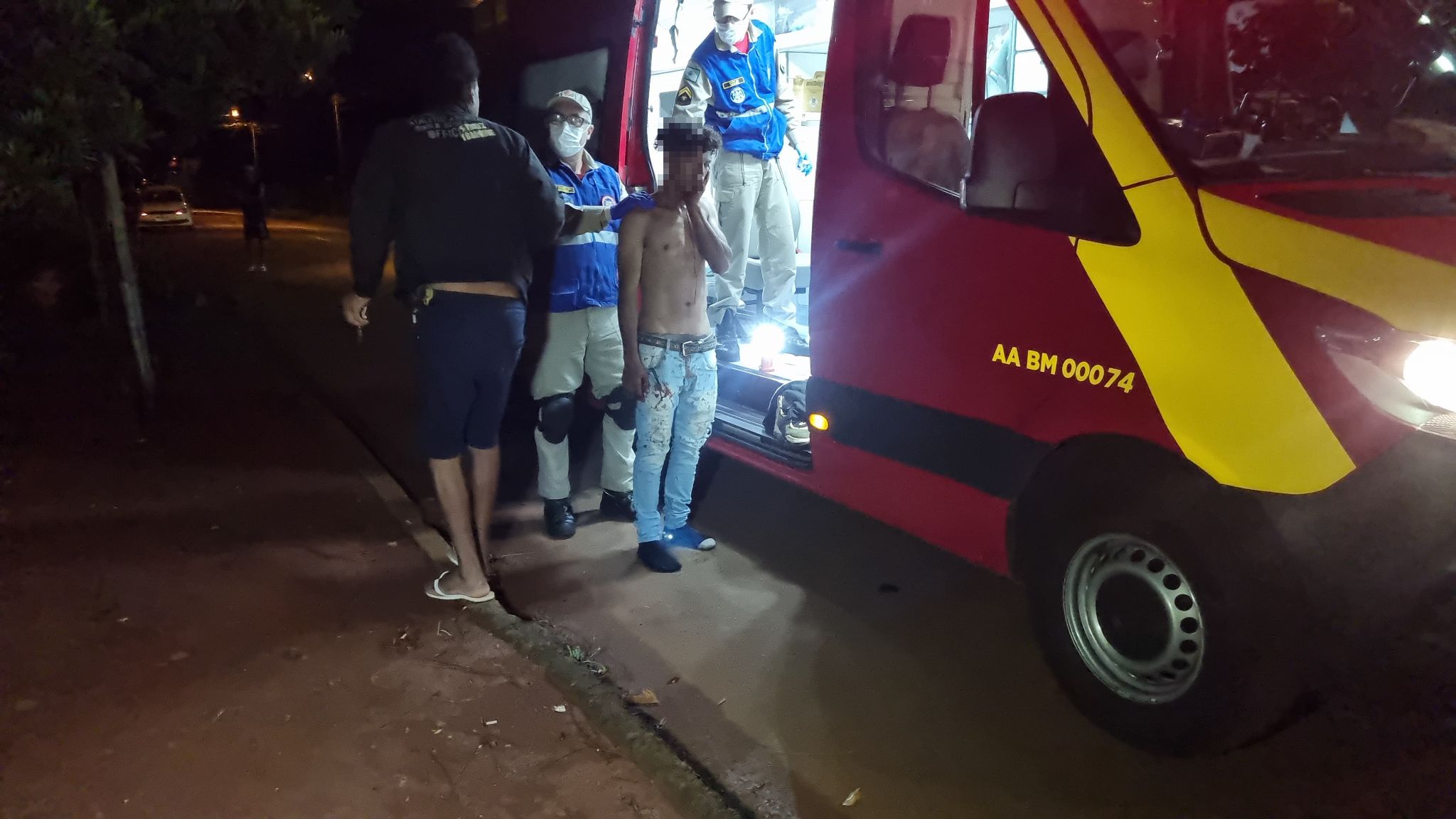 Homem sofre golpe de facão durante suposta tentativa de assalto