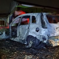 Imagem referente a Fiesta fica complemente destruído em incêndio na Rua Mamoeiro