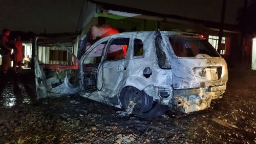 Imagem referente a Fiesta fica complemente destruído em incêndio na Rua Mamoeiro