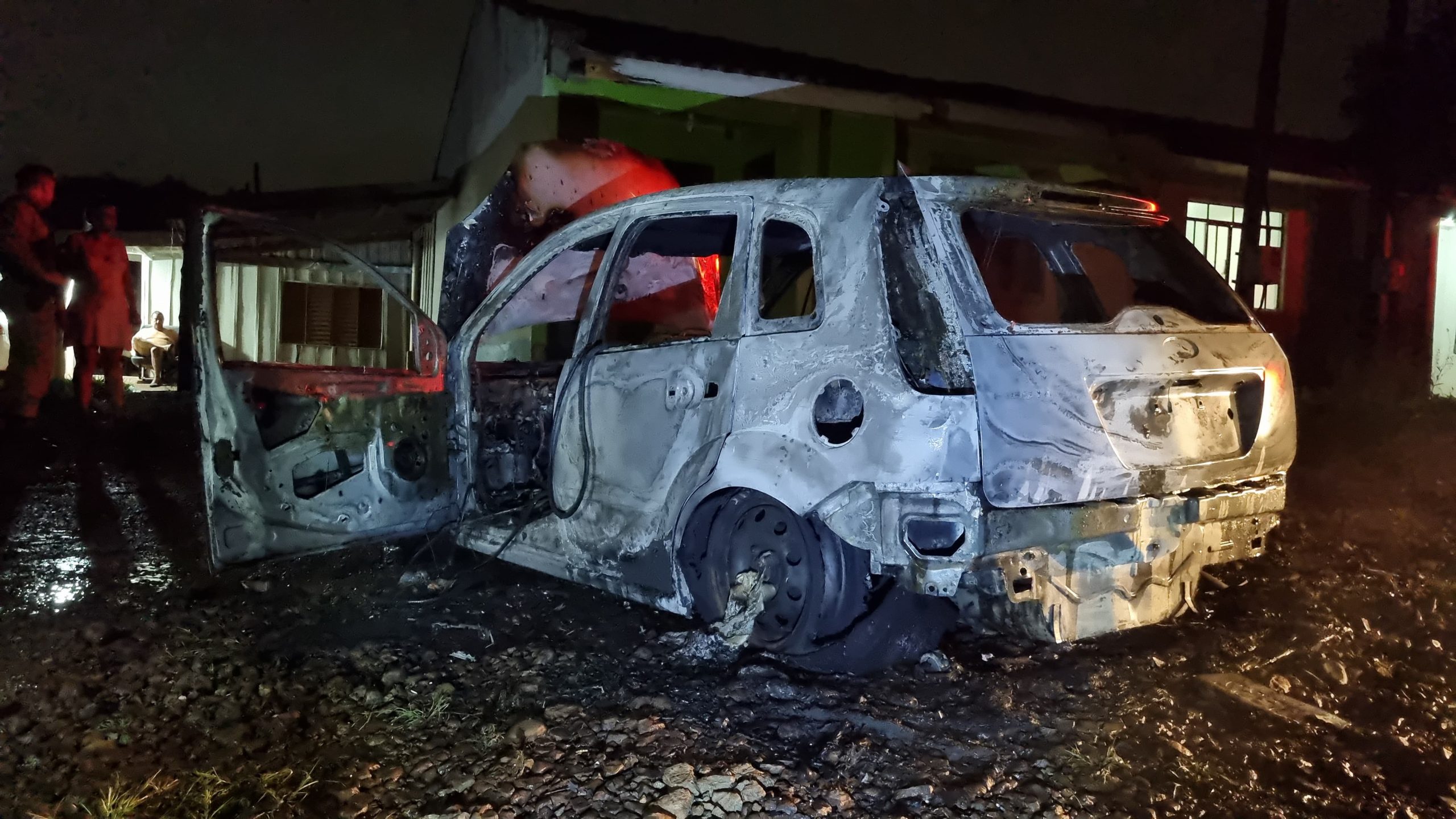 Fiesta fica complemente destruído em incêndio na Rua Mamoeiro