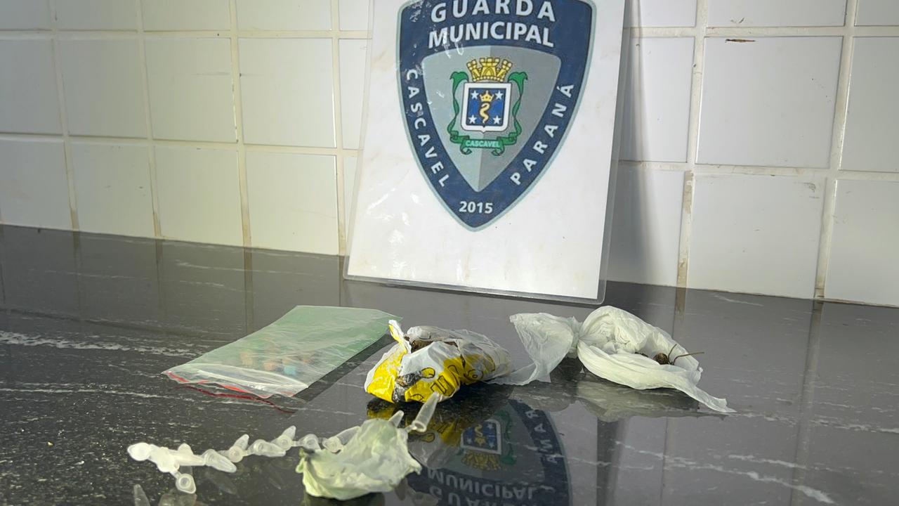 Jovens são flagrados com drogas em ponto de ônibus no Morumbi