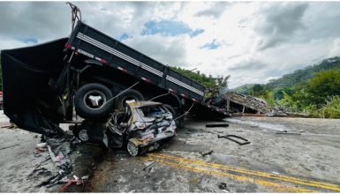 Imagem referente a Motorista de carreta envolvida em acidente com várias mortes fugiu do local, dizem autoridades