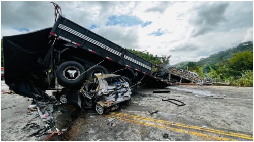 Imagem referente a Motorista de carreta envolvida em acidente com várias mortes fugiu do local, dizem autoridades