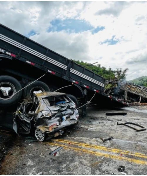 Imagem referente a Motorista de carreta envolvida em acidente com várias mortes fugiu do local, dizem autoridades