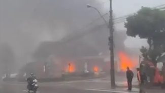 Urgente! Avião cai no Centro de Gramado/RS