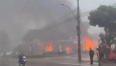 Imagem referente a Urgente! Avião cai no Centro de Gramado/RS