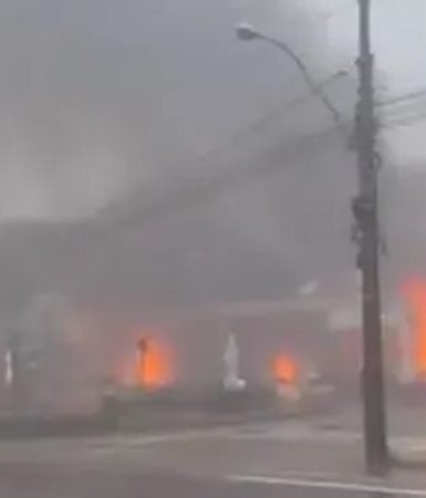 Imagem referente a Urgente! Avião cai no Centro de Gramado/RS