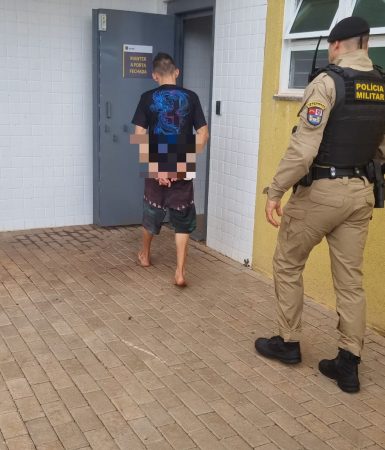 Imagem referente a Homem é preso após assaltar distribuidora de bebidas na Rua Itália