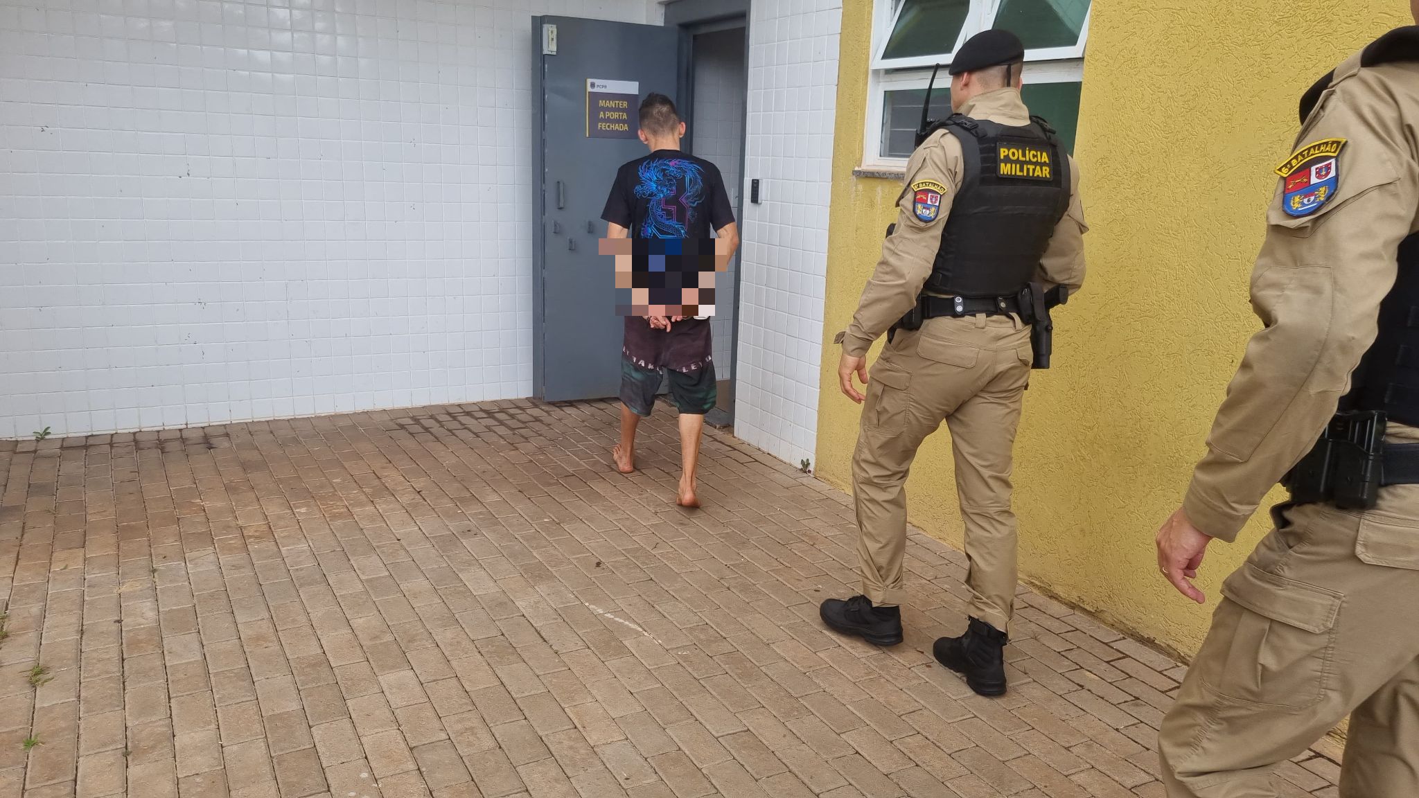 Homem é preso após assaltar distribuidora de bebidas na Rua Itália