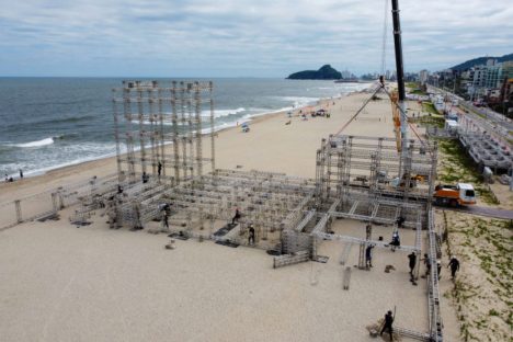 Imagem referente a Maiores do que a edição passada, palcos do Verão Maior começam a ganhar forma no Litoral