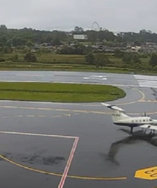 Imagem referente a Veja momento da decolagem do avião que caiu em Gramado