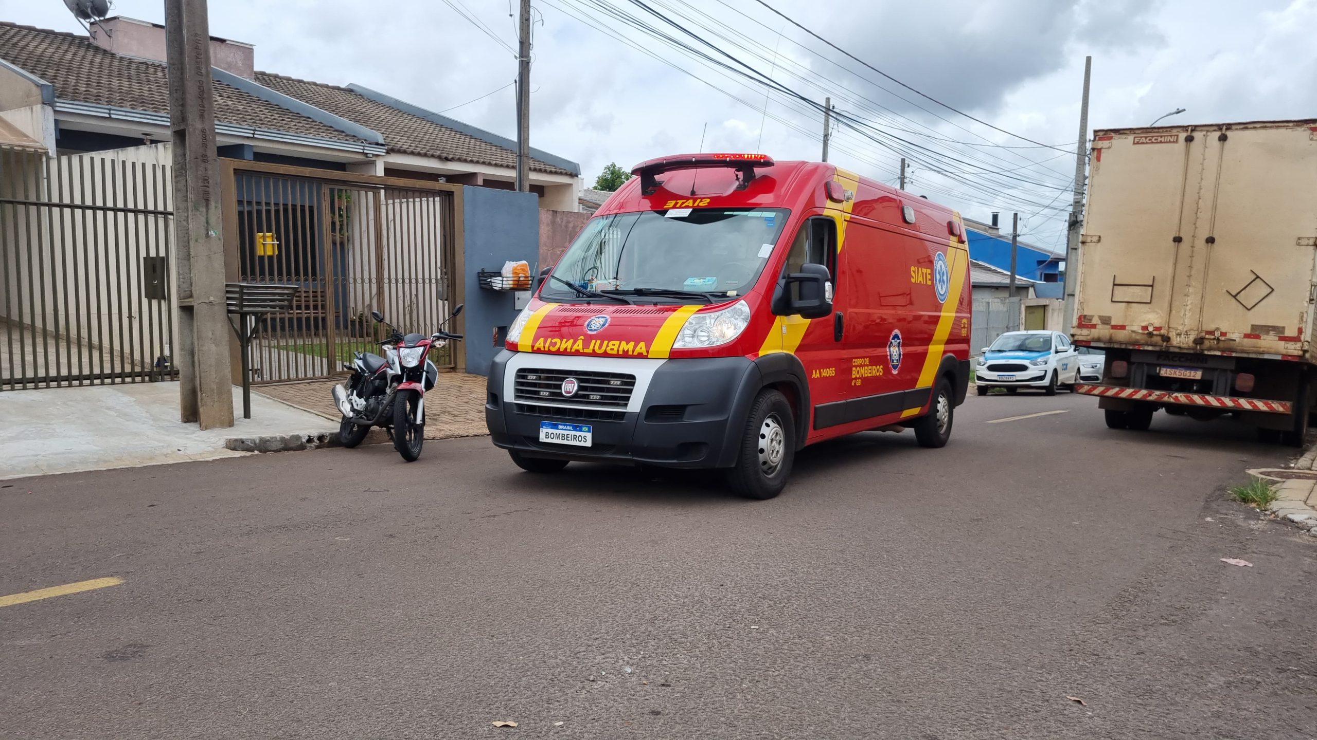 Motociclista fica ferido em acidente de trânsito no Santa Felicidade
