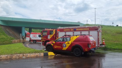 Imagem referente a Mulher sofre politraumatismo após cair do viaduto no Bairro Guarujá