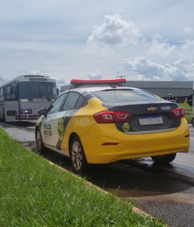 Imagem referente a Ônibus quebra e interdita BR-277 no Trevo da Portal