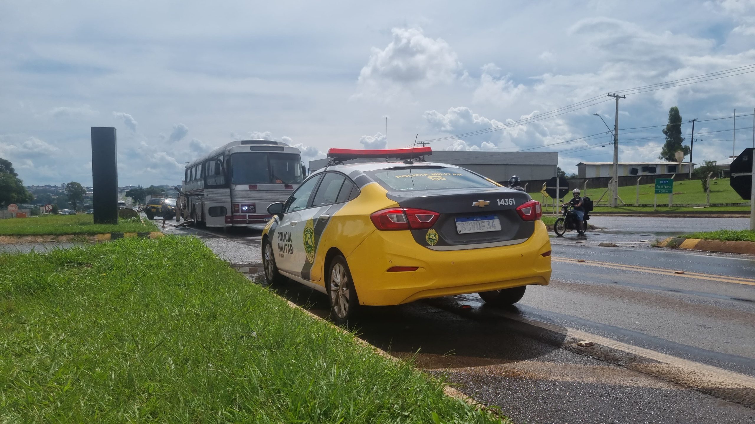 Ônibus quebra e interdita BR-277 no Trevo da Portal