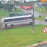 Imagem referente a Câmera registra momento em que ônibus quebra e interdita BR-277 no Trevo da Portal