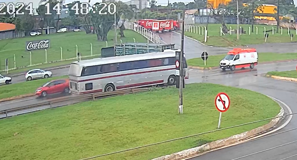 Imagem referente a Câmera registra momento em que ônibus quebra e interdita BR-277 no Trevo da Portal