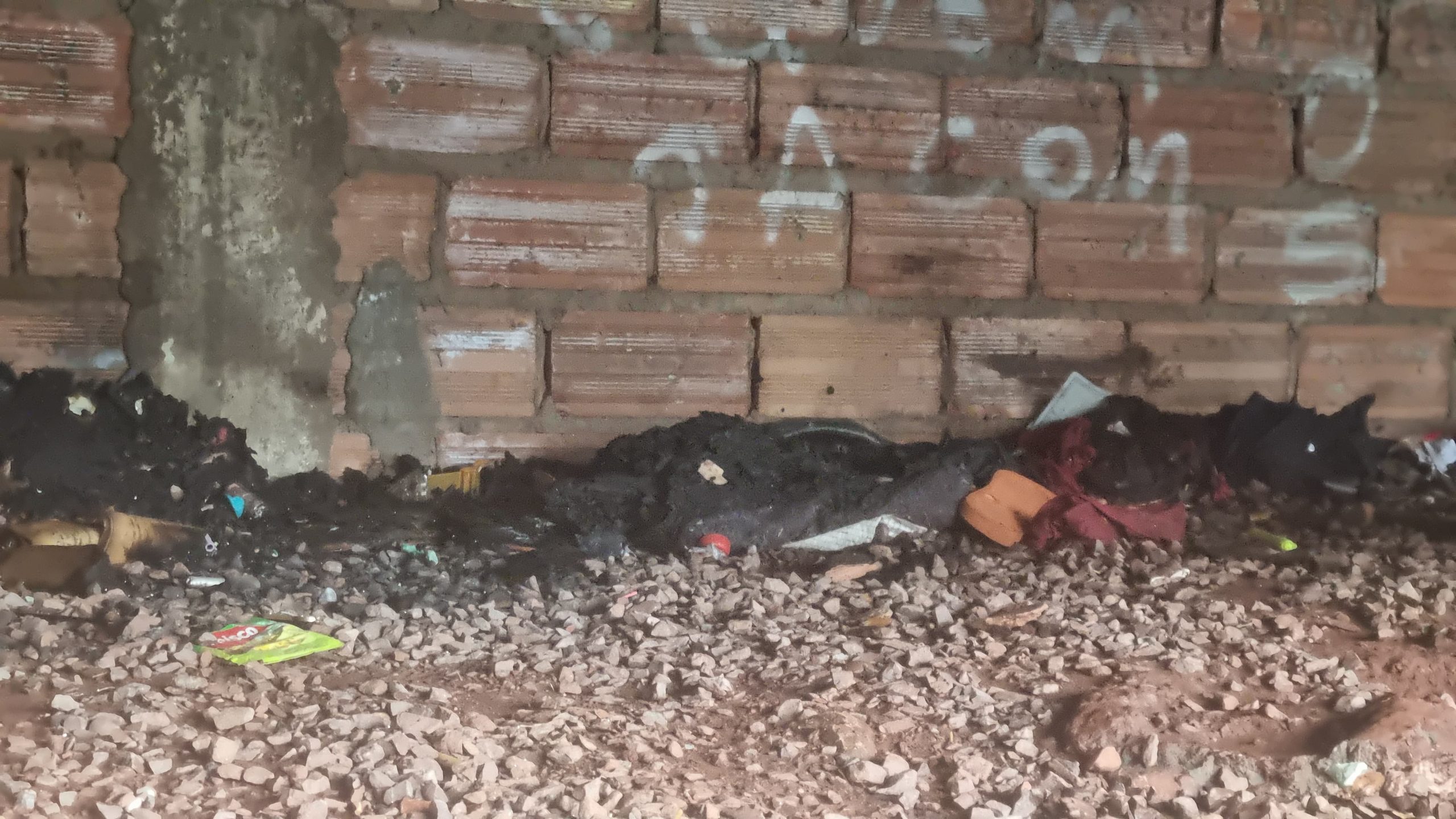 Mendigos ateiam fogo em entulhos e Corpo de Bombeiros é mobilizado no cruzamento da Paraná com a Pio XII