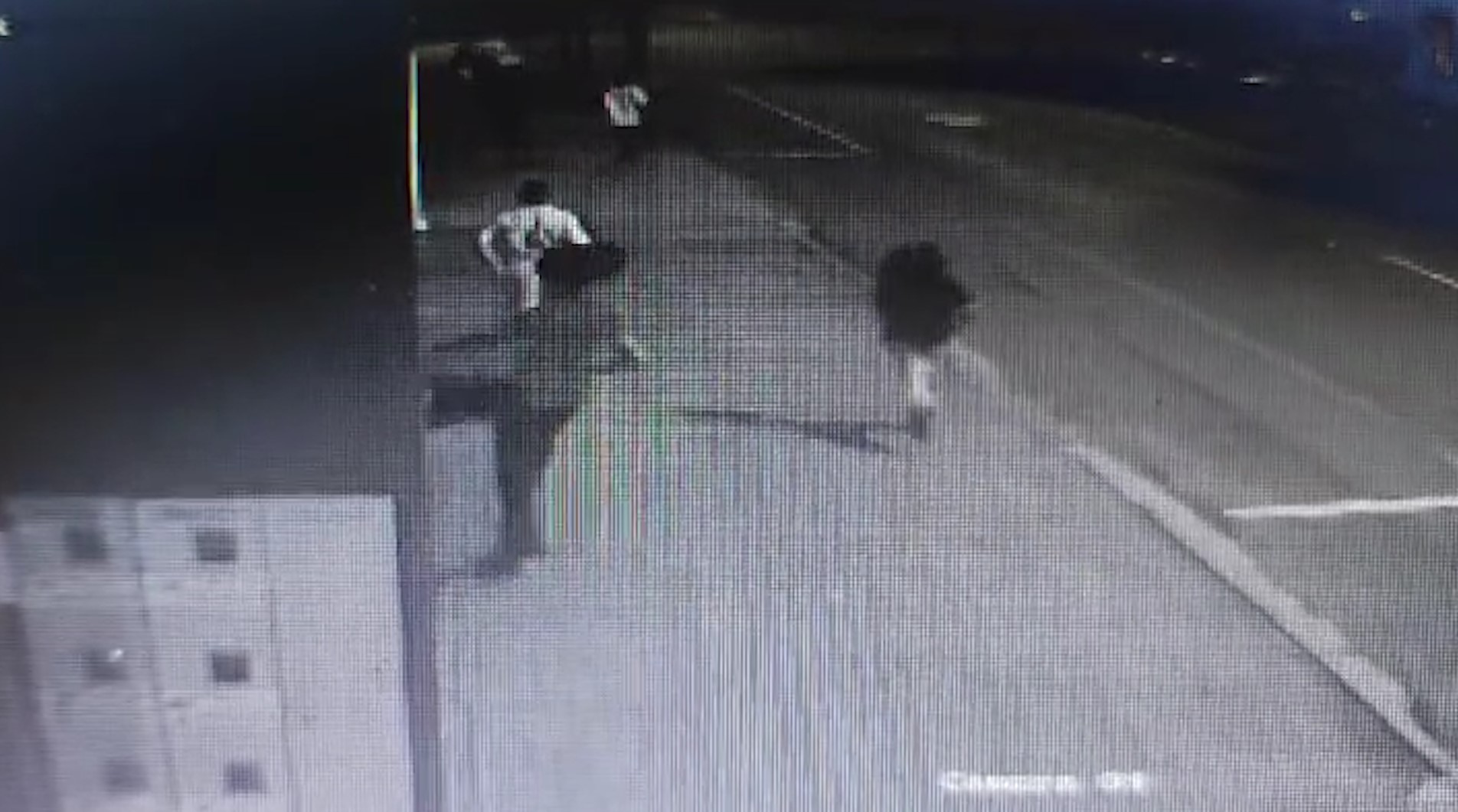 Câmera flagra grupo de 8 indivíduos cometendo vandalismo em comércio no bairro São Cristóvão