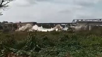 Tragédia e desespero! Veículos caem em rio após ponte desabar; Pelo menos uma vítima fatal