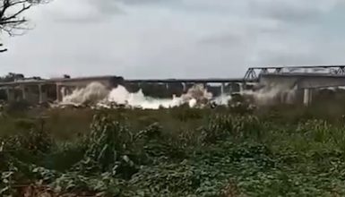 Imagem referente a Tragédia e desespero! Veículos caem em rio após ponte desabar; Pelo menos uma vítima fatal