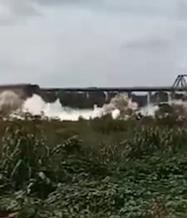 Imagem referente a Tragédia e desespero! Carreta cai em rio após ponte desabar