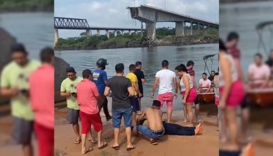 Imagem referente a Tragédia e desespero! Carreta cai em rio após ponte desabar