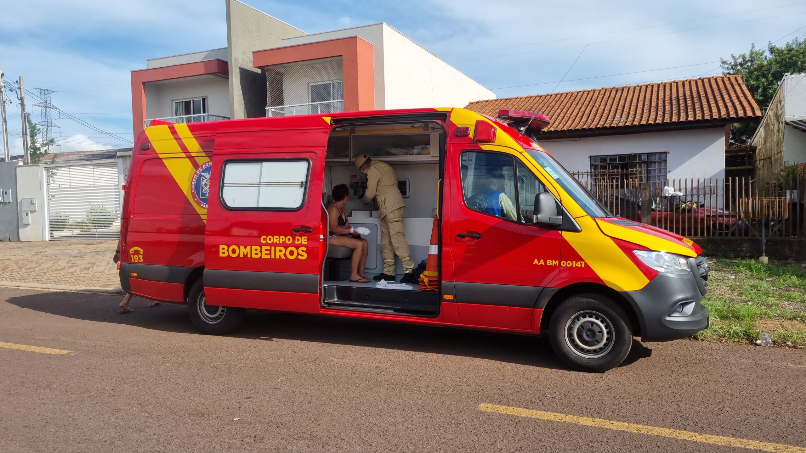 Mulher esmaga dedos enquanto limpava cilindro elétrico no Santa Felicidade
