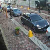 Imagem referente a Donos de estacionamento reclamam de Porsche estacionado na Travessa Jarlindo João Grando bloqueando a passagem