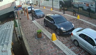 Imagem referente a Donos de estacionamento reclamam de Porsche estacionado na Travessa Jarlindo João Grando bloqueando a passagem